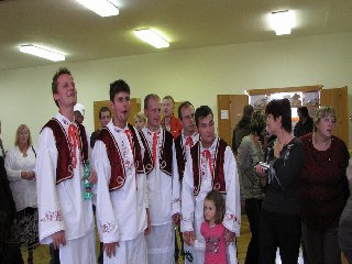 Mezitím se stárci nalévali u baru.. teda nalévali by se, kdyby nebyla prohibice :-P