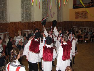 Další zpěvy již byly za podpory kapely: