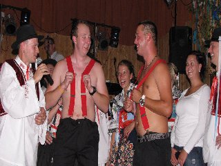 Tato show naštěstí byla až po 22hod ;-) Pro zobrazení videa zašlete sms ve tvaru OLDA SUNDEJ nebo PAJA UKAZ..