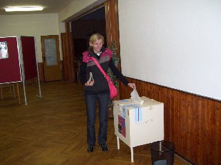 3) ..a nakonec vhození obálky do volební urny: