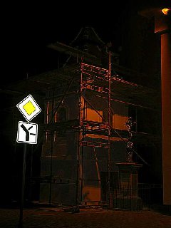 A už je vše na místě pro další generace. Do schránky byl umístěn nový i kopie původního vzkazu, flash pamět s aktuálními fotkami z obecního dění a poslední verzí obecních stránek a několik současně platných mincí.