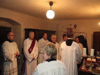 Přípravy na obřad v sakristii kostela: