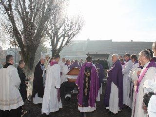 Před kostelem Všech Svatých v Mohelně u sochy svatého Jana Nepomuckého: