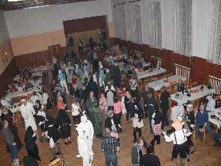 Při hudbě jak jinak než plný parket: