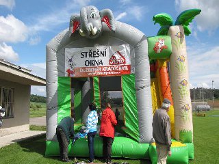 Skákací hrad se skluzavkou: