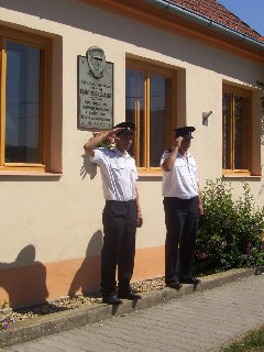 Položení kytice k pamětní desce Františka Lemberka: