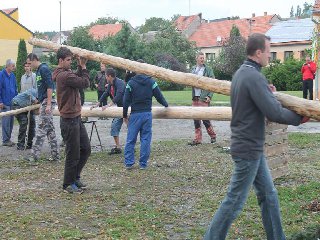 Nachystat kůly na zvedání..