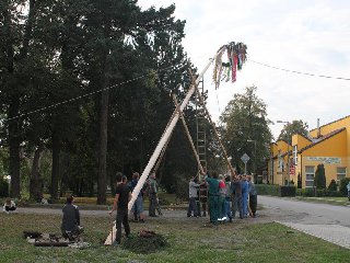 V tomto momentu se máje trochu odklonila od osy: