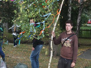 Ještě roznést ke stárkovým májky..