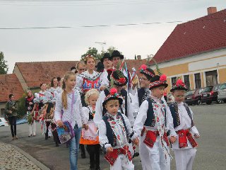 Do průvodu se připojili i mládci: