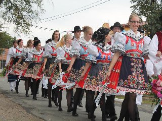 Průvod k pomníkům: