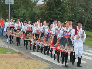 Pochod ke kulturnímu domu: