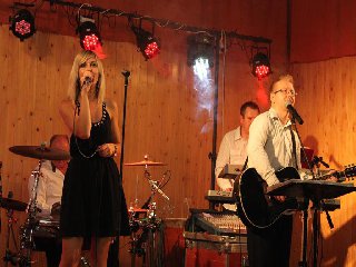 O večerní hudbu a zpěv se postarala skupina Stone: