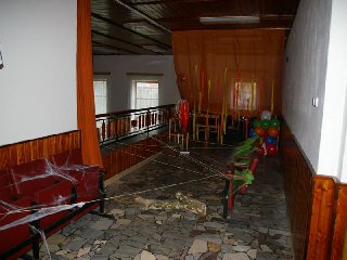 Balkon jako opičí dráha ohnivé ženy