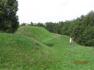 Sovinky přemýšlejí, jak to kdysi na tvrzi vypadalo: