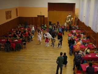 Závod v bruslení na novinách