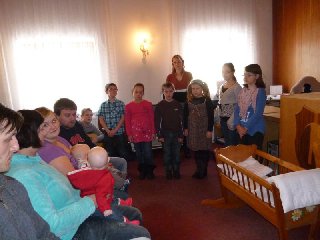 Součástí vítání je krátké pásmo přednesené<br />
dětmí pod vedením paní D.Frolcové.