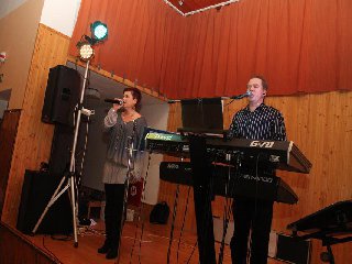 Jak tomu obvykle jest, na ostatcích hrála a pěla skupina p. Kratochvíla: