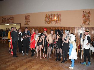 Ctěné masky pospolu v družném hovoru: