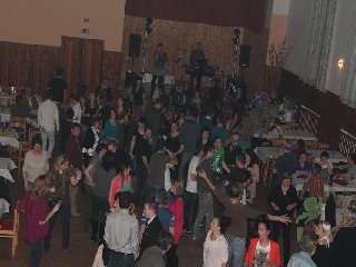 Parket po většinu času ráčil býti zaplněn: