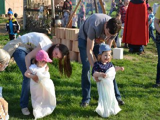 Jedna z atrakcí bylo skákání v pytlích