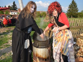 Vaření čarodějného guláše, už jen hadí ocásky a bude hotovo