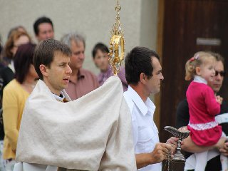 Průvod od čtvrtého oltáře zpět do kostela: