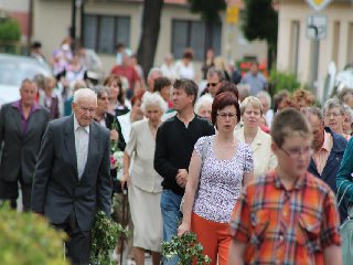 Průvod od čtvrtého oltáře zpět do kostela: