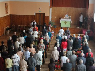 Mše proběhla v senoradském kulturním domě: