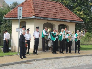 Dechová kapela Lesanka, která doprovázela hasiče při průvodu k pomníkům, při pochodu obcí a také hrála k poslechu a tanci na pouťové zábavě v penzionu: