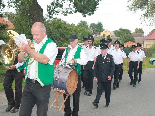 Pochod k pomníkům: