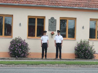 Položení kytice k pamětní desce Františka Lemberka: