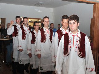 Stárci nastoupeni v pochodu se už nemohou dočkat svých stárek: