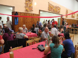 Sál byl večer o něco plnější než odpoledne: