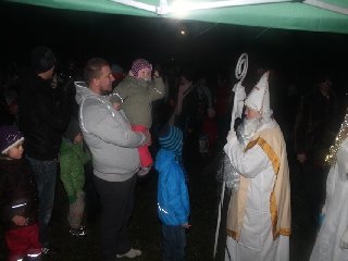 .. pak vyslechl báseň nebo koledu..