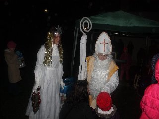 .. a odměnil balíčkem dobrot, ve kterém děti letos našly i svítící čertovské rohy.