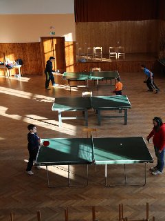 Do sálu se vešly tři stoly, jeden v přísálí