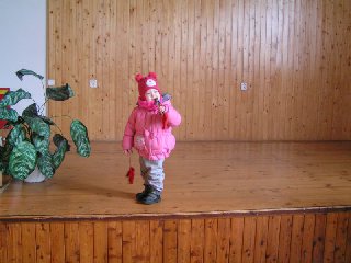 Zatím co se masky scházely, tato nadějná zpěvačka si na podiu zkoušela svůj večerní program..