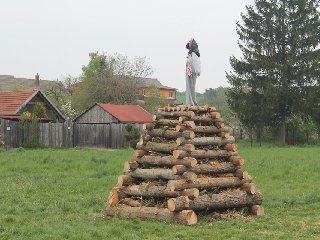 Nakonec se podařilo jednu z čarodějnic chytnout a nasadit na hranici: