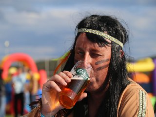 Rudá tvář si dopřává ohnivé vody