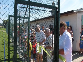 Pásku slavnostně přestřihl starosta obce Vladimír Novák, Václav Klaus a Miloš Zeman.