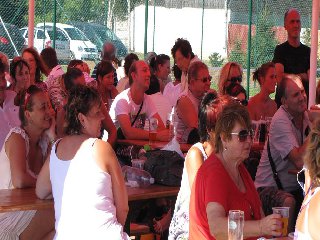 Obecenstvo mělo k dispozici příjemné posezení pod slunečníkem.