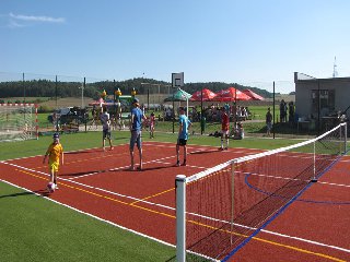Multifunkční hřiště v podobě tenisového kurtu, basketbalového hřiště a hřiště na malou kopanou.