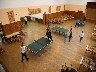 Všechny stoly neustále v zápřahu