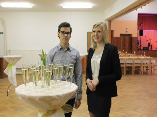 Uvítání se sklenkou šampaňského..