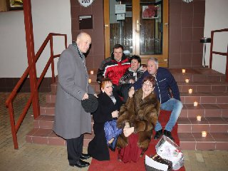 V 03.51 hod. si někteří z povedené skupiny uvědomují,že by mohlo jít o přetížení koberce.