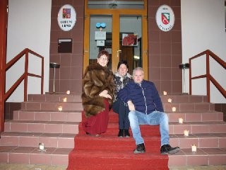 V 04.01 hod. zůstavají jen ti nejzarputilejší nebo nejlínější (to se nám ještě nepovedlo rozklíčovat)a snaží se o vzlétnutí, teď již nepřetíženého koberce.