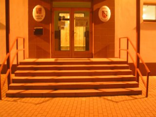 V 04.06 hod. kamery zachycují smutný pohled na vchod do kulturního domu, nejen bez koberce,ale i bez okrasných svíček.