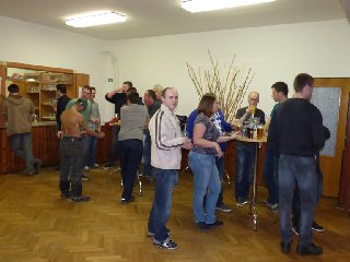 Nižší návštěvnost měla pozitivní dopad na tvorbu front u baru: