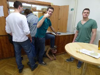 .. naštěstí se najdou kamarádi, kteří z vás uváznutý rohlík vyrazí :)